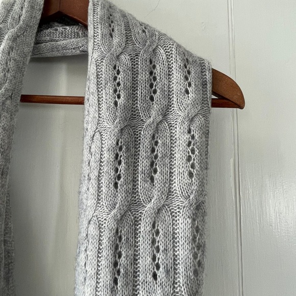 Celeste Women Gray Cable Knit Infinity Loop Scarf Soft Wool Cashmere Blend EUC - Picture 2 of 5